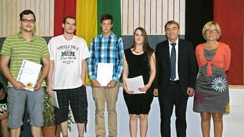 Kristina Schamberger, Philipp Brochloß-Gerner, Wilhelm Kiefel und Philipp Wehner erhielten die vier mit einem Geldbetrag dotierten Staatspreise für besondere Leistungen. Herzlich gratulierten dazu Schulleiterin Heidrun Görtler und stellvertretender Landrat Oskar Ebert.