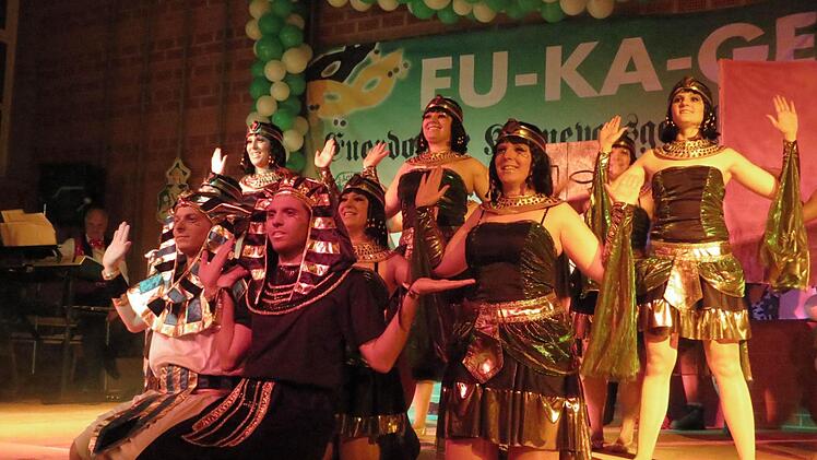 Der Showtanz der Prinzengarde holt die alten Ägypter auf die Bühne.Foto: Doris Bauer