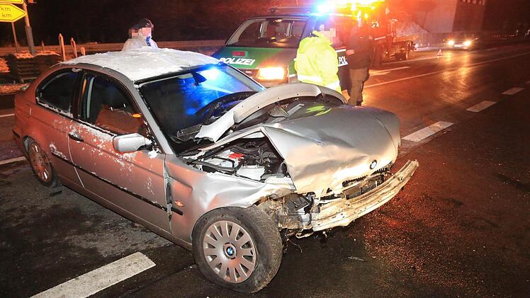Auf der B289 bei Zettlitz (Kreis Lichtenfels) ist es am Montagabend zu einer Kollision zwischen zwei Autos gekommen. Foto: Ferdinand Merzbach