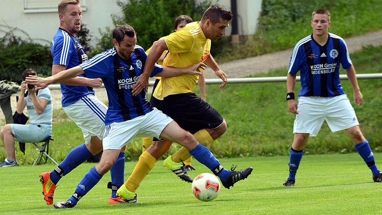 ASV Möhrendorf - Hammerbacher SV. Die Gastgeber um Spielertrainer Heinz Halmer (gelb) starteten mit einem 3:0 souverän in die neue Spielzeit.  Foto: herzopress