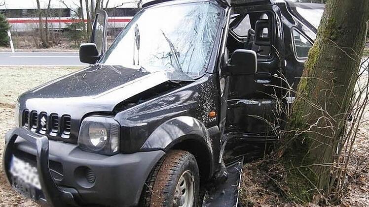 Auf 8000 Euro schätzt die Polizei den Sachschaden, der durch den Überschlag und den Zusammenprall mit einem Baum an dem Suzuki entstanden ist. Der Fahrer wurde ins Krankenhaus eingeliefert und befindet sich außer Lebensgefahr. Foto: Polizeiinspektion Ludwigsstadt