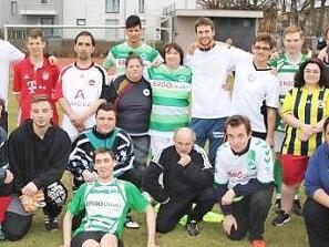 Jo Messingschlager (unten li.) gestaltete mit Fürths Co-Trainer Mirko Dickhaut (hinten, 3. v. re.), Greuther-Profi Daniel Steininger (hinten, 2. v. li.) und dem Leiter des Nachwuchsleistungszentrums Ingo John (hinten 6. v. re.) ein Fußball-Training für Behinderte.  Fotos: privat