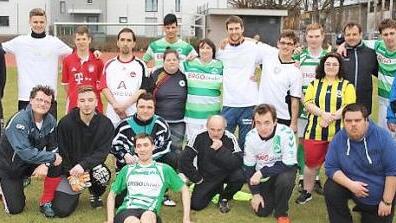 Jo Messingschlager (unten li.) gestaltete mit Fürths Co-Trainer Mirko Dickhaut (hinten, 3. v. re.), Greuther-Profi Daniel Steininger (hinten, 2. v. li.) und dem Leiter des Nachwuchsleistungszentrums Ingo John (hinten 6. v. re.) ein Fußball-Training für Behinderte.  Fotos: privat