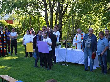Richtig in Bewegung kamen die Besucher des Gottesdienstes, als sie sich zu ihren Lieblingsfarben stellen sollten. Foto: katharina Becht