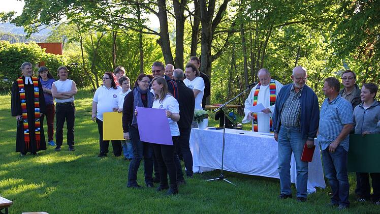 Richtig in Bewegung kamen die Besucher des Gottesdienstes, als sie sich zu ihren Lieblingsfarben stellen sollten. Foto: katharina Becht