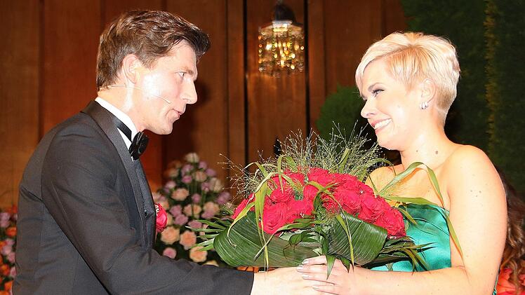 Rote Rosen für die neue Rosenkönigin Nina Dees. Foto: Dieter Britz