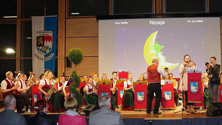 Höhepunkte des Abends waren die vom Musikverein Steinbach am Wald zusammen mit den Sängerinnen Sophie und Luisa Wäcker angestimmten Stücke.
