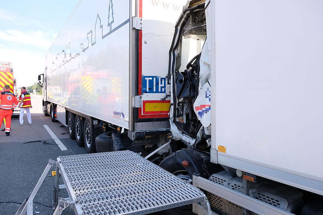 Lastwagenfahrer stirbt nach schwerem Auffahrunfall auf A3