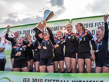 Der Titel-Hattrick ist perfekt: Angreiferin Stephanie Dannecker reckt den WM-Pokal in die Höhe, links Bundestrainerin Silke Eber aus Katschenreuth. Fotos: Valentin Weber
