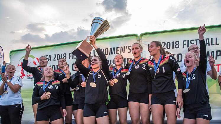 Der Titel-Hattrick ist perfekt: Angreiferin Stephanie Dannecker reckt den WM-Pokal in die Höhe, links Bundestrainerin Silke Eber aus Katschenreuth. Fotos: Valentin Weber