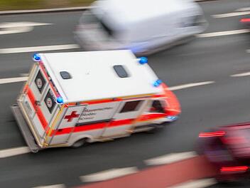 Ein Unfall auf der Staatsstra&szlig;e 2220 bei Bechhofen im Kreis Ansbach forderte am Freitagmorgen ein Todesopfer. Symbolfoto: NEWS5 / Grundmann