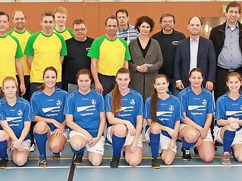 Gruppenbild des Prominenten-Teams mit der Damenmannschaft Foto: Mathias Erlwein