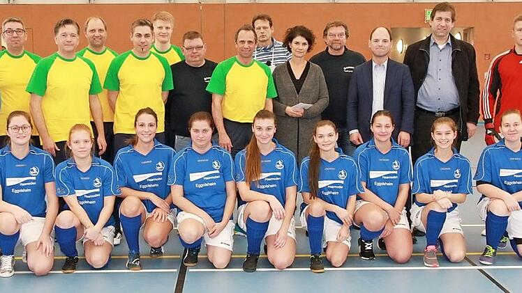 Gruppenbild des Prominenten-Teams mit der Damenmannschaft Foto: Mathias Erlwein