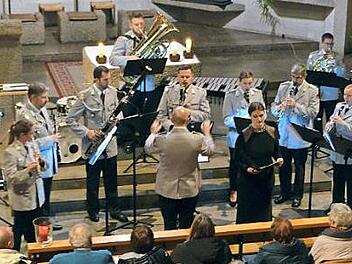 Das Heeresmusikkorps Veitshöchheim begeisterte die Zuschauer bei seinem Konzert in Zell.  Foto: Finn Licha