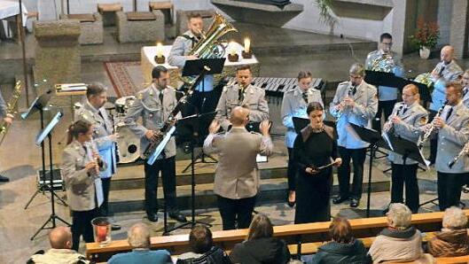 Das Heeresmusikkorps Veitshöchheim begeisterte die Zuschauer bei seinem Konzert in Zell.  Foto: Finn Licha