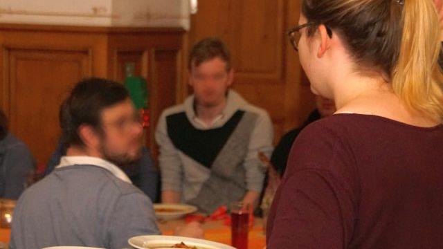 Es ist angerichtet: Das Bewirtungsteam der "Klostersch&auml;nke" bringt die leckere Vorspeise herein, den kulinarischen Auftakt eines besonderen Abends.