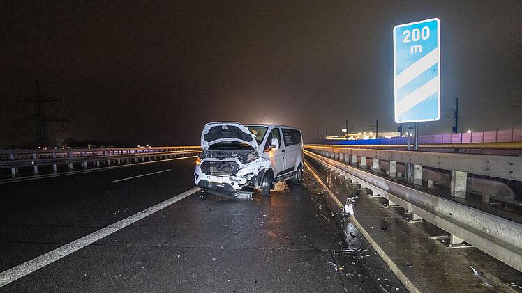 Blitzeis auf der A73: Unfallserie sorgt für stundenlange Sperrung
