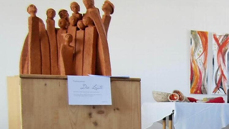 Im zweiten Obergeschoss sind Keramikarbeiten zu sehen.
