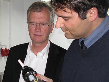 Roland Rauschert (links) in seinem Betrieb. Foto: Archiv/Veronika Schadeck