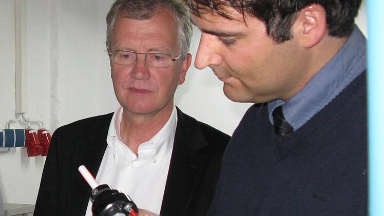 Roland Rauschert (links) in seinem Betrieb. Foto: Archiv/Veronika Schadeck