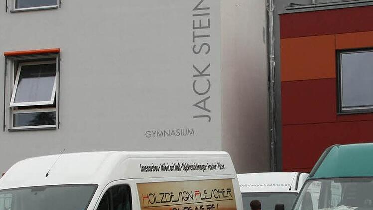 Bauarbeiter bestimmen das Bild am Bad Kissinger Gymnasium, so kommen etwa am 19. August Möbel für 500 000 Euro. Fotos: Ralf Ruppert