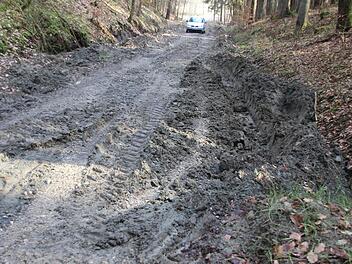Der ramponierte Weg zwischen Neubrunn und Bischofsheim in Richtung Ebelsbachtal. Am Pfingstsonntag schoss hier eine Sturzflut den Hang hinunter und riss den Schotter mit.  Foto: Ralf Kestel