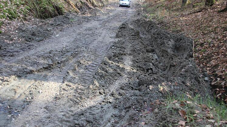 Der ramponierte Weg zwischen Neubrunn und Bischofsheim in Richtung Ebelsbachtal. Am Pfingstsonntag schoss hier eine Sturzflut den Hang hinunter und riss den Schotter mit.  Foto: Ralf Kestel