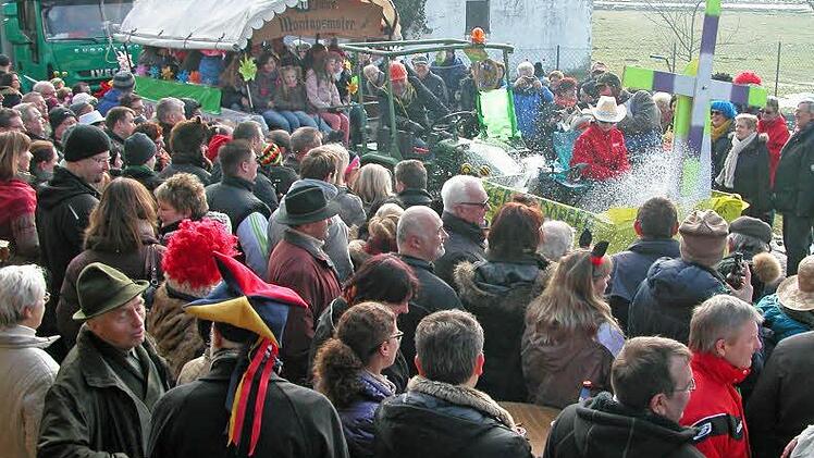Ausnahmezustand in Weischau: Der einst "kleinste Faschingsumzug" der Welt hat sich längst zu einer echten Konkurrenz für den Coburger Gaudiwurm entwickelt. Foto: Klaus Olezner