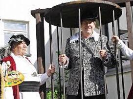 Stadtvogt Hans Götz (2. v. r.) landete dank Lucas Cranach (Wolfgang Eckert-Hetzel, l.) sowie den Viertelmeistern Jürgen Ditsche (2. v. l.) und Jens Schick hinter Gittern. Foto: Marco Meißner