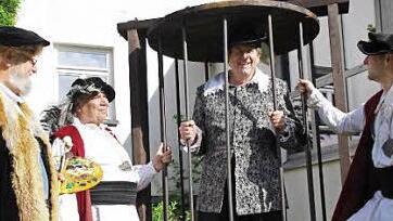 Stadtvogt Hans Götz (2. v. r.) landete dank Lucas Cranach (Wolfgang Eckert-Hetzel, l.) sowie den Viertelmeistern Jürgen Ditsche (2. v. l.) und Jens Schick hinter Gittern. Foto: Marco Meißner