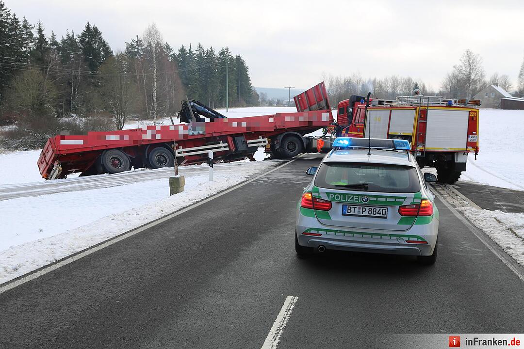 Lkw rutscht in Böschung