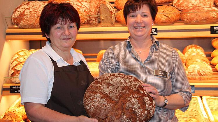 Bei "Schäfer's Brot & Café" gibt es das leckere Steinofenbrot, das die Verkäuferinnen Annette Säum (rechts) und Natalie Deutsch in ihren Händen halten. Auf Stein gebacken ist es innen saftig und außen knusprig.  Foto: Stephan Stöckel