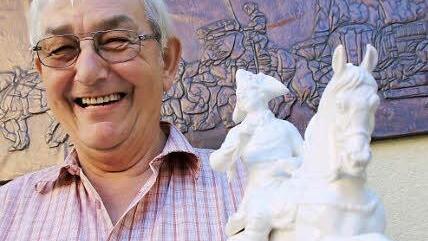 Die Reiterstatue aus Porzellan hält Ludwig Mangold in Ehren. Sie ist eine Erinnerung an seinen Vater. Foto: Heike Beudert