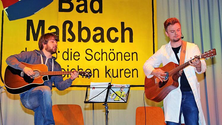 Ein Höhepunkt der Faschingsabende in Maßbach ist immer der Auftritt von Jakob Neunhoeffer. Dieses Jahr hatte er mit dem neuen Apotheker Jonathan Schneider (rechts) sogar Unterstützung. Foto: Dieter Britz