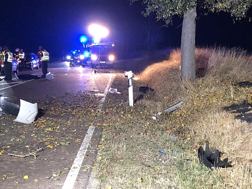 Tödlicher Unfall im Kreis Ansbach: Junge Autofahrerin prallt gegen Baum und stirbt - Auto geht in Flammen auf