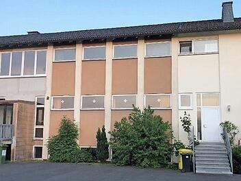 Der Abriss der alten Schule in Hesselbach musste wegen des Wandgemäldes in der Eingangshalle verschoben werden. Foto: Michael Wunder