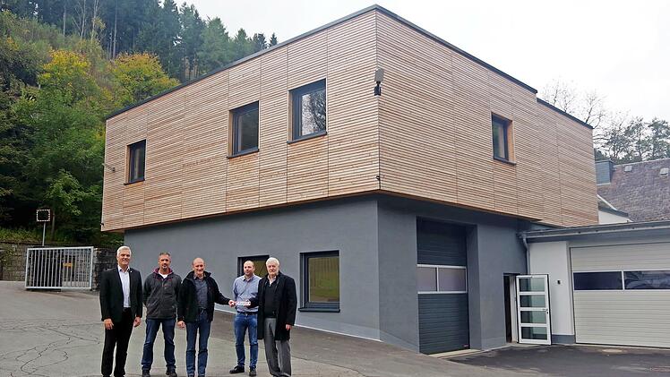 Bürgermeister Timo Ehrhardt, Bauhof-Vorabeiter Andreas Gläser, Bauhofleiter Claus Lindig, Zweiter Bürgermeister Maximilian Heyder und Architekt Wolfgang Feuerpfeil (von links) bei der offiziellen Schlüsselübergabe