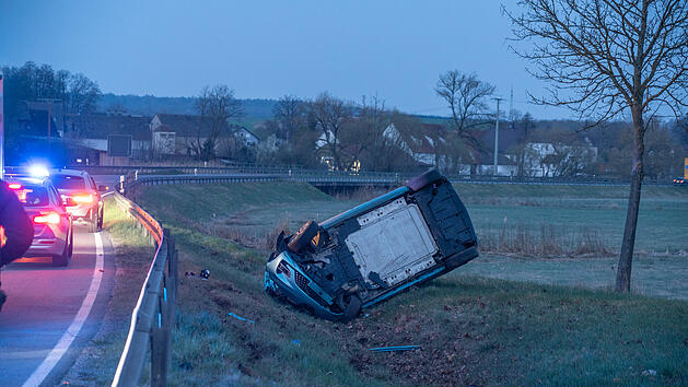 Auto &uuml;berschl&auml;gt sich: Fahranf&auml;nger mit Auto &uuml;ber Leitplanke katapultiert