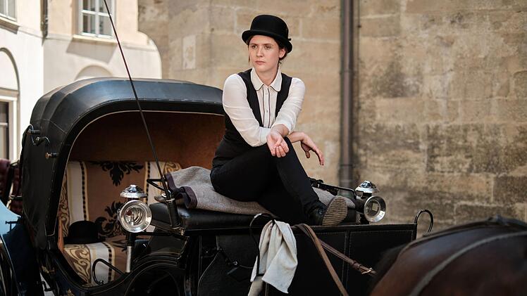 Therese "Resi" Maxeiner (Emily Cox) entstammt einem Fiaker-Familienunternehmen. Beim "Koberer" arbeitet sie als "Königin der Nacht".