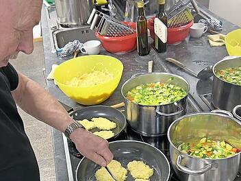 Beim gemeinsamen Kochen in der MGH-K&uuml;che verwandeln sich die Zutaten Schritt f&uuml;r Schritt in vertraute Lieblingsgerichte.