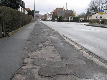 Hier besteht Handlungsbedarf: 280 Meter Gehsteig an der Würzburger Straße müssen erneuert werden. Foto: Konrad Götz