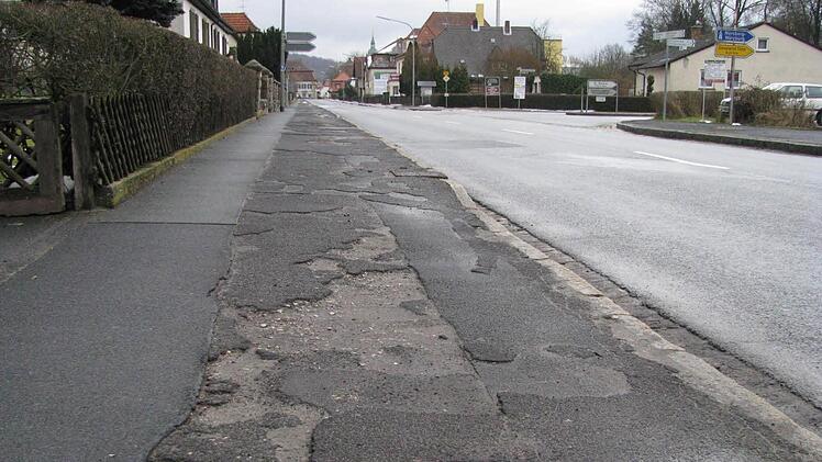 Hier besteht Handlungsbedarf: 280 Meter Gehsteig an der Würzburger Straße müssen erneuert werden. Foto: Konrad Götz