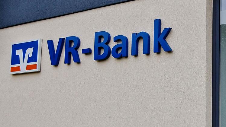 Nicht nur ihre Kunden, auch die VR-Bank muss selbst für ihre Zukunft vorsorgen: Bis Sommer 2016 werden 14 von 31 Geschäftsstellen in den Altlandkreisen Bad Kissingen und Bad Brückenau geschlossen.  Foto: Sigismund von Dobschütz