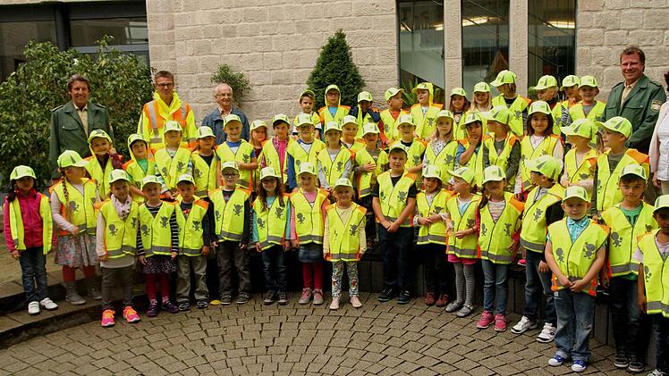 Mit ihrer Sicherheitsausstattung sind die Erstklässer von Eltmann nun deutlich und rechtzeitig sichtbar; hier mit den Verkehrspolizisten Manfred Stühler, Stefan Scherrer sowie MSC-Vertreter Erich Klarmann (von links) und Rektorin Angelika Schmitt und Verkehrspolizist Stefan Scherrer (von rechts).  Foto: Günther Geiling