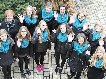 Der Projektchor von Martin Scherer (rechts) gibt zwei vorweihnachtliche Konzerte.  Foto: Ulrike Langer