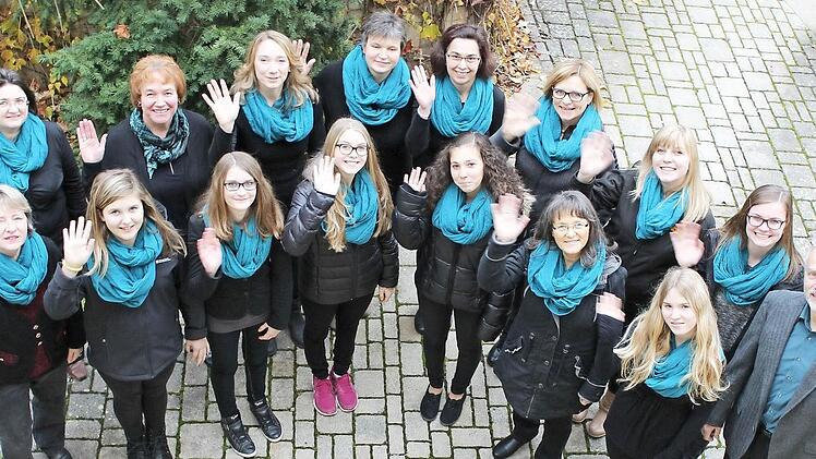 Der Projektchor von Martin Scherer (rechts) gibt zwei vorweihnachtliche Konzerte.  Foto: Ulrike Langer