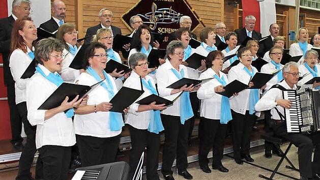 Der Liederkranz M&uuml;hlhausen mit Roland Umbach am Akkordeon war Gastgeber des Abends.  Fotos: Evi Seeger