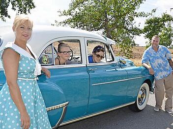 Die beiden 15-j&auml;hrigen M&auml;dels Hannah (sie hatte just an diesem Tag Geburtstag) und Susanne genossen den Ausflug in die 50-er Jahre des letzten Jahrhunderts. Manuela Engert-Dorbert und ihr Mann Sven Engert leben das Rock'n'n-Roll- Feeling ohnehin.  Foto: Bernhard Panzer