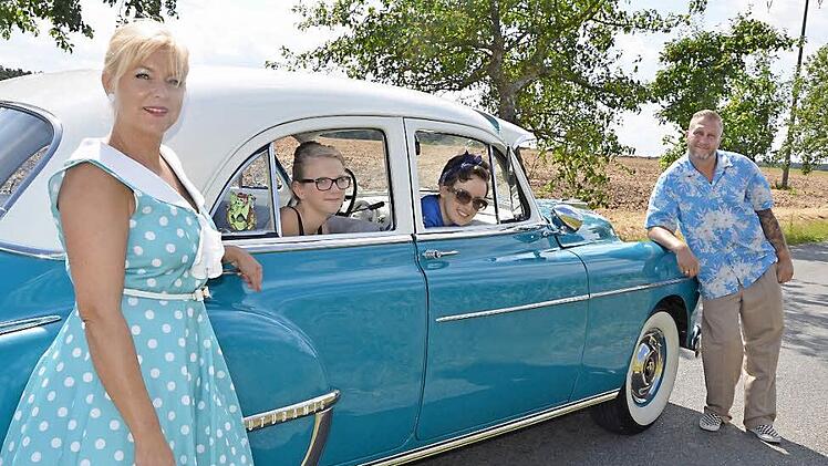 Die beiden 15-j&auml;hrigen M&auml;dels Hannah (sie hatte just an diesem Tag Geburtstag) und Susanne genossen den Ausflug in die 50-er Jahre des letzten Jahrhunderts. Manuela Engert-Dorbert und ihr Mann Sven Engert leben das Rock'n'n-Roll- Feeling ohnehin.  Foto: Bernhard Panzer