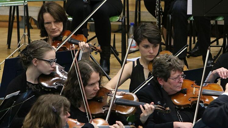 Impresionen vom Sinfoniekonzert in der Franz Goebel Halle Rödental mit dem Jugendorchester Rödental und dem Orchester der Musikfreunde NeustadtFoto: Jochen Berger